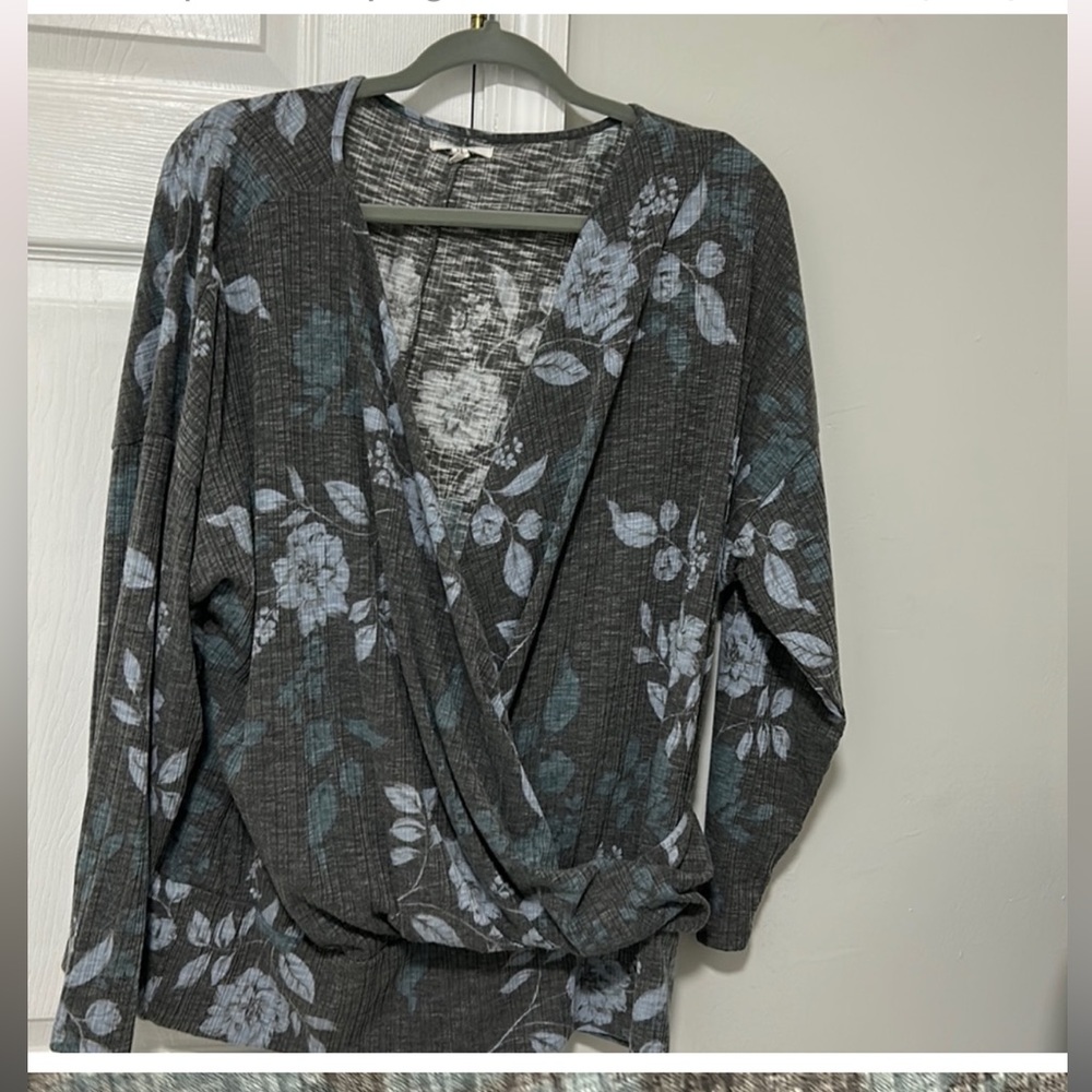 Maurice’s long sleeve floral  faux wrap shirt in gray and teal size XXL - Picture 2 of 5
